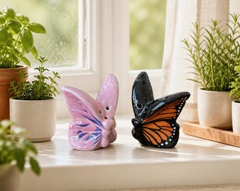 Mini saleros y pimenteros con forma de mariposa, ideales para guardar recuerdos, coleccionar o decorar el hogar con un toque original.