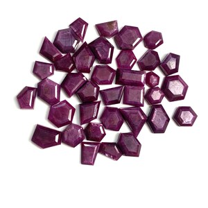 Ruby edelsteen getrapt: natuurlijke onbehandelde frambozenglans paars rond ovaal, driehoekvorm Set kt 155 kts