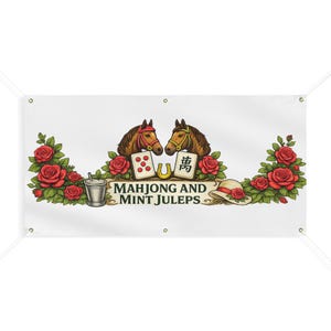 Puede incluir: Bandera blanca con un gráfico que presenta dos caballos, dados, una herradura y un sombrero, rodeados de rosas rojas. El texto "MAHJONG AND MINT JULEPS" se muestra debajo de la imagen central.