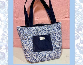 Bolso tote de algodón acolchado hecho a mano / Estampado floral azul, llavero