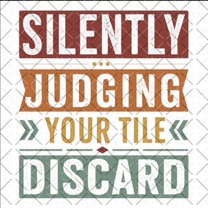 Könnte beinhalten: Grafikdesign mit dem Text "SILENTLY JUDGING YOUR TILE DISCARD" in einer strukturierten Schriftart. Die Wörter sind auf rechteckigen Formen in Rot, Orange, Grün und Gelb vor weißem Hintergrund angeordnet.