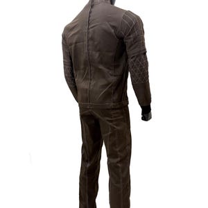 Może przedstawiać: Brązowy dwuczęściowy garnitur prezentowany na manekinie. Kurtka ma geometryczne przeszycia na ramionach i rękawach. Spodnie mają białe przeszycia wzdłuż szw&oacute;w. Manekin ma czarną głowę i czarne rękawiczki.