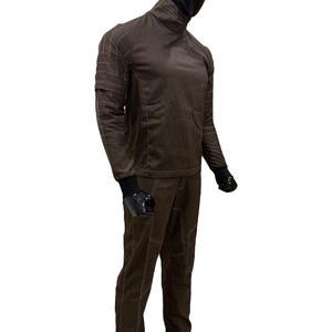 Może przedstawiać: Brązowy dwuczęściowy str&oacute;j z białymi przeszyciami. G&oacute;ra to golf z długim rękawem, a spodnie mają proste nogawki. Manekin ma na sobie czarne rękawiczki i buty.