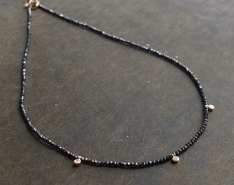 14K gouden zwarte diamanten ketting: sierlijke witte diamanten bedel