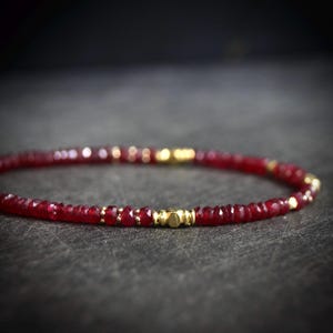 14K rode robijnkralenarmband | 2,5 mm | Geboortesteen juli | Zwaargewicht gouden kralen | Cilindrische kralen
