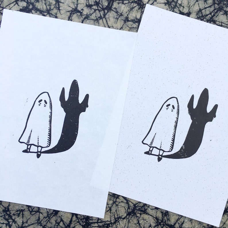 Puede incluir: Dos ilustraciones en blanco y negro de un fantasma con una sombra. El fantasma es blanco y la sombra es negra. El fantasma est&aacute; de pie con los brazos levantados y su sombra est&aacute; llegando hacia arriba.
