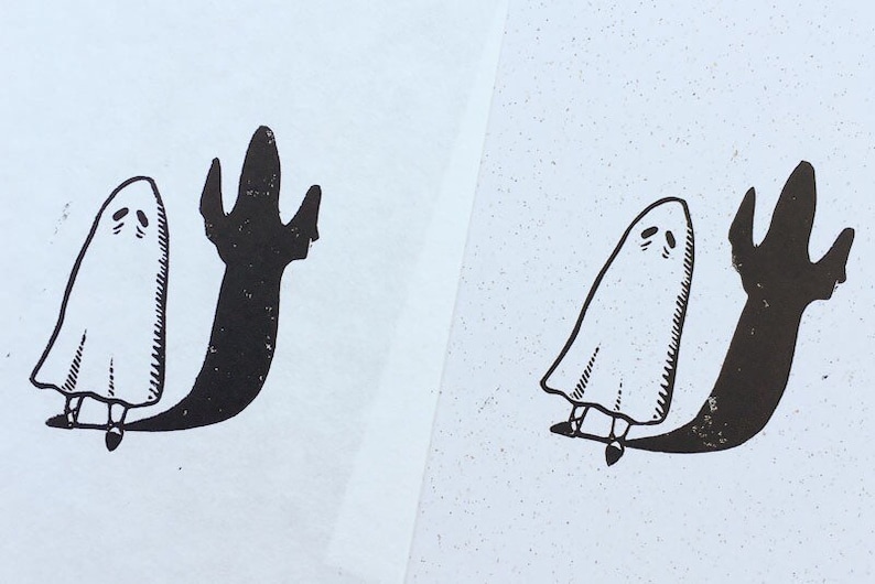 Puede incluir: Dos ilustraciones en blanco y negro de un fantasma con una larga sombra. El fantasma lleva una s&aacute;bana blanca y tiene una peque&ntilde;a cara con dos ojos. La sombra es larga y delgada, con una mano al final.