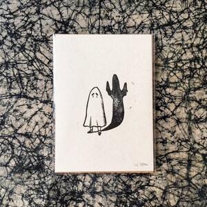 Puede incluir: Una ilustraci&oacute;n en blanco y negro de un fantasma con una cara triste y una sombra que parece un cactus.