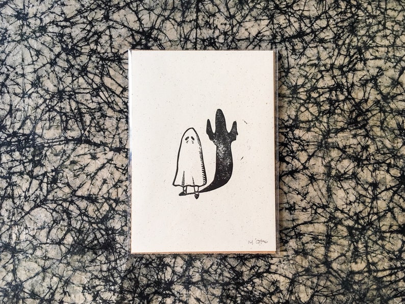 Puede incluir: Una ilustraci&oacute;n en blanco y negro de un fantasma con una cara triste y una sombra que parece un cactus.