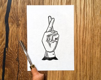 Fingers Crossed: una impresión en lino hecha a mano para la buena suerte