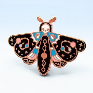 Pin de esmalte de polilla interestelar azul