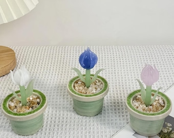 Glazen tulp in keramische pot, handgemaakte lampworkbloem, bureaudecor