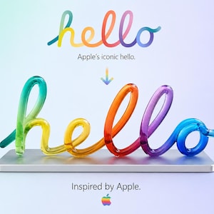 Pode incluir: Uma escultura 3D da palavra hello num gradiente de verde, amarelo, laranja, vermelho, roxo e azul, montada numa base retangular prateada. Acima, o texto hello e Apple's iconic hello, com Inspired by Apple escrito abaixo.