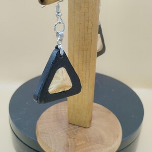 Pendientes de noche y día en el bosque | Marco de ébano con incrustaciones de arce | Pendientes triangulares de madera hechos a mano