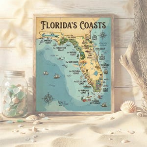 Puede incluir: Un mapa enmarcado de las costas de Florida, con un diseño vintage. El mapa muestra varias regiones costeras, con ilustraciones de barcos, brújulas y puntos de referencia. El texto dice "Florida's Coasts". La paleta de colores incluye azules, verdes y tonos beige.