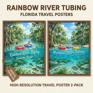 Może przedstawiać: Dwa oprawione plakaty podróżnicze z napisem "Rainbow River Tubing" i "Dunnellon, Florida". Plakaty przedstawiają osoby pływające na dętkach w czystej rzece z rybami, otoczone drzewami. Plakaty to wysokiej rozdzielczości 2-pak.