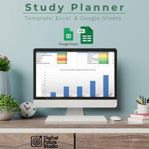Puede incluir: Una pantalla de ordenador muestra una plantilla de planificador de estudios con gráficos y diagramas de datos. La pantalla muestra una hoja de cálculo con datos codificados por colores y un gráfico de barras. El texto "Study Planner" y "Template: Excel & Google Sheets" es visible. Un pequeño reloj, plantas y material de oficina están en el escritorio.