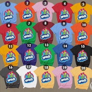 Op de afbeelding: Een verzameling van twintig shirts met korte mouwen in verschillende kleuren, elk met een "Nerds" snoepafbeelding. De shirts zijn in rijen gerangschikt en tonen een reeks tinten van lichtblauw tot zwart en geel.