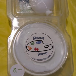 Op de afbeelding: Een set van drie keramische mokken met een gespikkelde, matte afwerking. De mokken zijn in de kleuren crème, lichtgrijs en donkergrijs. Elke mok heeft een eenvoudig, minimalistisch ontwerp en een afgeronde handgreep.