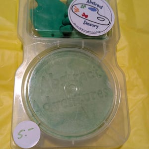 Puede incluir: Un caballo balancín de madera hecho a mano con un acabado natural. El caballo tiene una silla de montar, riendas y una base curva para balancearse. La imagen muestra el caballo de lado.