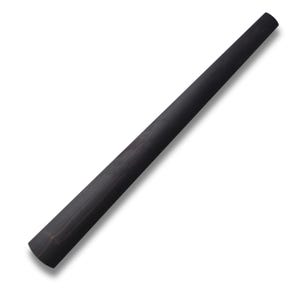 Può includere: Un bastone di legno lungo, sottile e cilindrico con una finitura nera opaca scura. L'oggetto presenta una consistenza liscia e uniforme lungo tutta la sua lunghezza, restringendosi leggermente verso un'estremità e mostrando venature naturali.