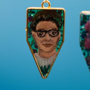 Pendientes con retrato de Ruth Bader Ginsburg: joyas de resina artesanales en honor a la jueza de la Corte Suprema