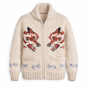 Puede incluir: Cárdigan con cremallera color crema con cuello chal. El suéter presenta dos diseños de cara de zorro en marrón, negro y rojo en la parte delantera. Hay patrones florales azules en la parte inferior. Se ven dos bolsillos.