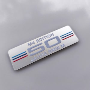 Insignia del 50.º aniversario del BMW M: placa de edición personalizada para M3, M4 y M5