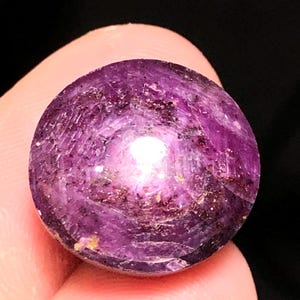 Könnte beinhalten: Ein Set aus drei Keramikbechern mit gesprenkelter, matter Oberfläche. Die Becher sind in Creme-, Hellgrau- und Dunkelgrautönen gehalten. Jeder Becher hat ein schlichtes, minimalistisches Design, ideal für Kaffee oder Tee.