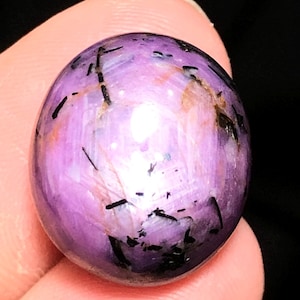 Könnte beinhalten: Ein Set aus drei Keramikbechern mit gesprenkelter, matter Oberfläche. Die Becher sind in den Farbtönen Creme, Hellgrau und Dunkelgrau gehalten. Jeder Becher hat ein schlichtes, minimalistisches Design, ideal für Kaffee oder Tee.