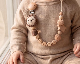 Clip para chupete personalizado, soporte para chupete con nombre personalizado, accesorio para bebé estilo boho tejido a mano, regalo neutro para recién nacido, regalo para baby shower