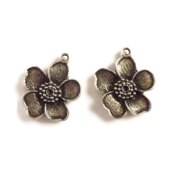 Antique Silver Flower Pendants  P 30 018