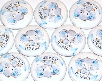 Elefante niño bebé ducha botones (10 paquete) pequeño cacahuete bebé ducha Favor 1"o 1.5" o 2.25" Pin botón de espalda botón azul gris imanes, Es un niño