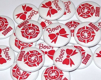 Botones con insignias o lazos de bombero para fiesta de revelación de género (paquete de 20), insignia de bombero roja, recuerdo de baby shower, botones con alfiler trasero de 1", 1,5" o 2,25"