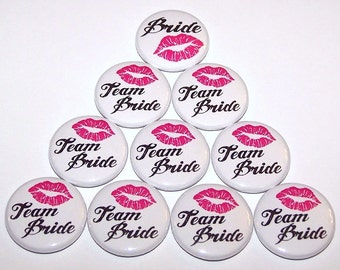 Botones de labios de beso rosa intenso del equipo de novias (paquete de 10) para bodas, despedidas de soltera, recuerdos de 1", 1,5" o 2,25" con alfiler en la parte posterior.
