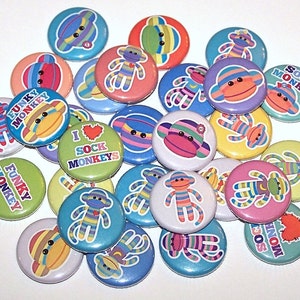 Colorido calcetín mono botones Conjunto de 10 botones 1" o 1.5" Pin Backs o 1" Imanes Fiesta Sock Monkeys Pins Insignias Flair