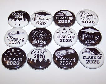 Pines de la clase de 2026 (paquete de 12) Botones de graduación Botones o imanes de 1", 1,5" o 2,25" Regalo de graduación Clase superior Graduado de la escuela secundaria