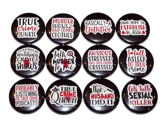 Pines de crímenes reales (paquete de 12), recuerdos para fiestas de series de televisión, botones de asesinos en serie, botones de 2,5 cm, 3,8 cm o 5,7 cm, imanes, insignias