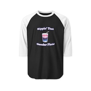 Puede incluir: Camiseta de béisbol raglán en blanco y negro con el texto "Sippin' That Gender Fluid" y un gráfico de una bebida en capas en rosa, blanco y azul. La camiseta tiene mangas blancas y cuerpo negro.