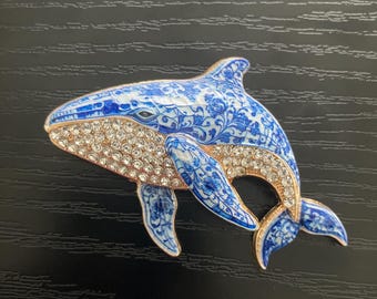 Vintage blåvit Delftval blommig emaljbrosch med strass, havsnautiskt märke gåva