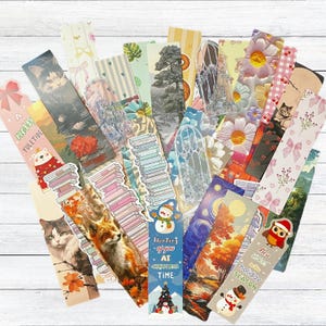 Op de afbeelding: Een verzameling kleurrijke bladwijzers met diverse ontwerpen, waaronder katten, bloemen, landschappen en vakantiethema's. Sommige bladwijzers bevatten tekst zoals "Merry Yuletide" en "Thinking of you at Christmas Time."