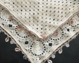 Handgemaakte boho crèmekleurige gehaakte haarbandana, handgemaakte hoofddoek met zeesterrenschelpen en kauri's.