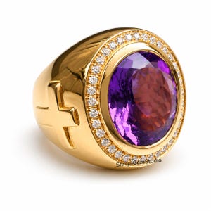 Pode incluir: Um anel de ouro com uma grande ametista roxa de corte oval no centro, rodeada por um halo de pequenas pedras claras. A lateral da banda de ouro exibe um emblema de cruz em relevo. O texto ShriyaGemStudio é visível na parte inferior.