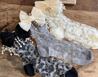 Meias de cano médio em renda transparente com laço e pérolas. Meias coquette estilo coreano, meias fofas com babados.
