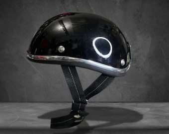 Casco minimalista negro brillante estilo motociclista clásico, accesorio hecho a mano, estilo retro.