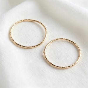 Pendientes de aro texturizados hechos a mano, pendientes de aro martillados artesanales, aros minimalistas, delicados pendientes circulares texturizados, pendientes ligeros