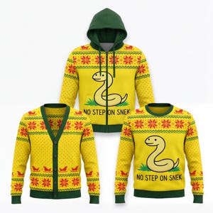Può includere: Una felpa gialla con zip, un cardigan giallo con bottoni e un maglione giallo a girocollo. Ogni capo presenta finiture verdi, motivi a fiocchi di neve rossi e verdi, slitte rosse e un serpente con la scritta NO STEP ON SNEK.