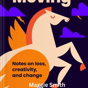 以下が含まれることがあります： 暗い青色の背景に白い文字で「Keep Moving」と書かれた本の表紙。オレンジ色のアクセントが付いた白い馬の様式化されたイラストが特徴です。本のサブタイトルは「Notes on loss, creativity, and change」で、著者の名前はMaggie Smithです。