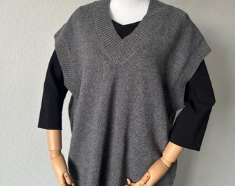 Chaleco de lana merino 100% con cuello en V para mujer / Suéter sin mangas tejido a mano / Chaleco de punto suave, cálido y minimalista / Regalo ideal para combinar con otras prendas en invierno