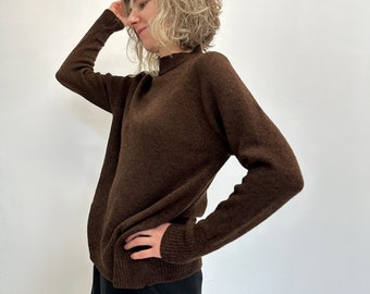 Confortable et durable : pull en laine d'agneau tricoté à la main pour femme